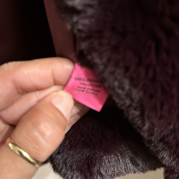 Faux fur Betsey Johnson capelet, burgundy size large - Picture 7 of 8